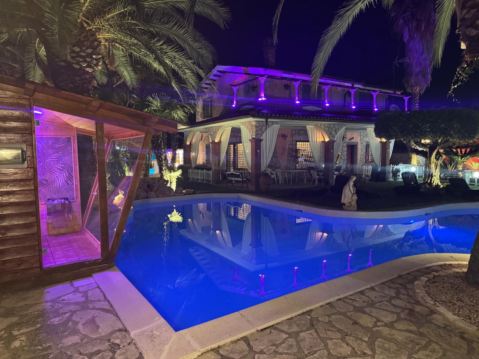 Piscina e sauna di sera